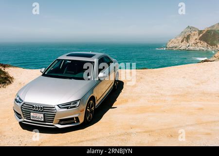 Audi conduisant le long de la côte près de San Francisco Banque D'Images