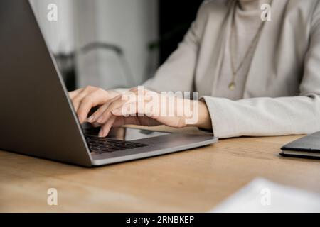 croppé de femme d'affaires mature, directeur d'entreprise tapant sur l'ordinateur portable au travail Banque D'Images