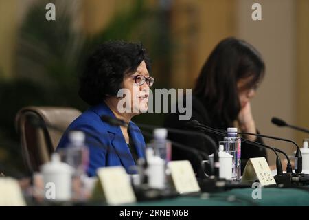 (160309) -- PÉKIN, le 9 mars 2016 -- Li Weihong (L), membre du 12e Comité national de la Conférence consultative politique du peuple chinois, répond à des questions lors d'une conférence de presse sur le développement des moyens de subsistance des populations à Pékin, capitale de la Chine, le 9 mars 2016. )(MCG) (DEUX SESSIONS)CHINA-BEIJING-CPPCC-PRESS CONFERENCE (CN) ChenxJunqing PUBLICATIONxNOTxINxCHN Beijing Mars 9 2016 a quitté Weihong l un membre du 12e Comité national des célébrités chinoises Conférence consultative politique répond aux questions lors d'une conférence de presse SUR le développement de Celebritie Banque D'Images