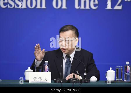 (160309) -- PÉKIN, le 9 mars 2016 -- Huang Jiefu, membre du 12e Comité national de la Conférence consultative politique du peuple chinois, répond à des questions lors d'une conférence de presse sur le développement des moyens de subsistance des populations à Pékin, capitale de la Chine, le 9 mars 2016. )(mcg) (DEUX SESSIONS)CHINA-BEIJING-CPPCC-PRESS CONFERENCE (CN) ChenxYichen PUBLICATIONxNOTxINxCHN Beijing Mars 9 2016 Huang Jiefu membre du 12e Comité national des célébrités chinoises Conférence consultative politique répond à des questions LORS D'une conférence de presse SUR le développement des moyens de subsistance des célébrités chinoises Banque D'Images