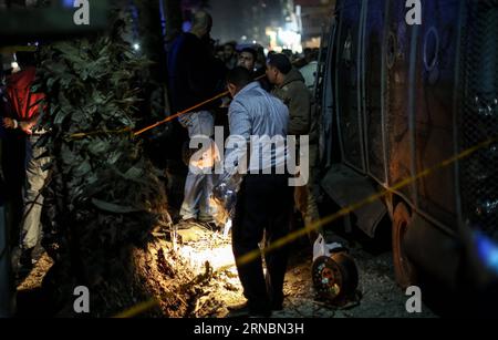 Bombenanschlag auf Polizeiauto à Gizeh les enquêteurs recherchent des preuves sur le site de l'explosion d'une bombe ciblant une voiture blindée de police à Gizeh, en Égypte, le 9 mars 2016. L'explosion a fait trois blessés et deux voitures endommagées.) EGYPTE-GIZEH EXPLOSION AhmedxGomaa PUBLICATIONxNOTxINxCHN attentat à la bombe contre une voiture de police à Gizeh enquêteurs Rechercher des preuves SUR le site d'un attentat à la bombe visant une voiture de police blindée à Gizeh Egypte LE 9 2016 mars, le Blast a laissé trois célébrités blessées et deux voitures endommagées Egypte Gizeh bombe Blast AhxGomaa PUBLICATIONxNOTxINxINXCHN Banque D'Images