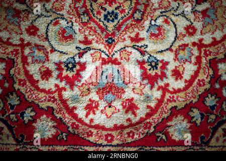 Vieux tapis rouge. Texture de tapis. Produit textile. Banque D'Images