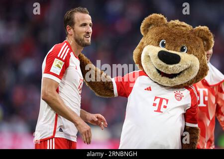 Harry Kane du Bayern Muenchen mit Maskottchen Bernie FC Bayern MŸnchen - FC Augsbourg 27.8.2023 Fussball 1 . Bundesliga saison 2023/ 2024 © diebilderwelt / Alamy stock Banque D'Images