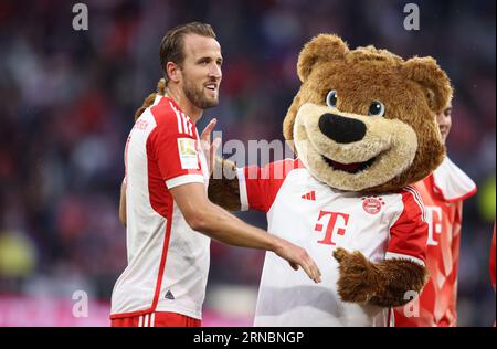 Harry Kane du Bayern Muenchen mit Maskottchen Bernie FC Bayern MŸnchen - FC Augsbourg 27.8.2023 Fussball 1 . Bundesliga saison 2023/ 2024 © diebilderwelt / Alamy stock Banque D'Images