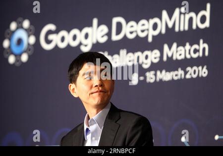 (160310) -- SÉOUL, le 10 mars 2016 -- le joueur professionnel sud-coréen Lee Sedol réagit lors de la conférence de presse après avoir perdu le match du deuxième tour du Google DeepMind Challenge Match contre le programme d'intelligence artificielle AlphaGo de Google, à Séoul, Corée du Sud, le 10 mars, 2016. ) (SP)CORÉE DU SUD-GO-LEE SEDOL VS ALPHAGO-SECOND ROUND YaoxQilin PUBLICATIONxNOTxINxCHN 160310 Séoul Mars 10 2016 le joueur professionnel sud-coréen de Go Lee réagit lors de la conférence de presse après le match du second tour du Google Challenge Match contre Google S Artificial Intelligence Program in S. Banque D'Images