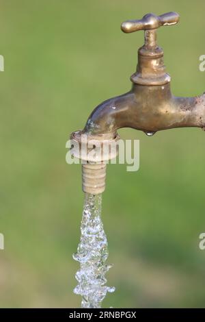 Eau potable sortant d'un robinet Banque D'Images