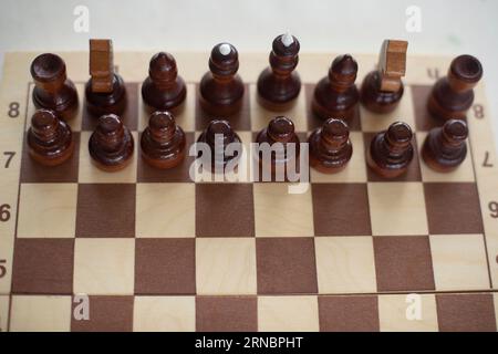 Jouer aux échecs en tournoi. Pièces d'échecs à bord. Banque D'Images