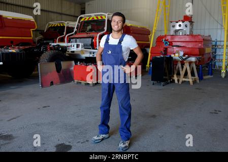 mécanicien travaillant à l'atelier de pompiers portrait Banque D'Images