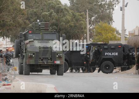 (160310) -- BEN GUERDANE, 10 mars 2016 -- les forces de sécurité bloquent une rue à Ben Guerdane, Tunisie, le 10 mars 2016, quelques jours après l'attaque de la ville frontalière tunisienne et libyenne. Le nombre de morts des militants est passé à 42 à la suite de l'opération de sécurité à Ben Guerdane, dans le sud-ouest de la Tunisie, ont déclaré mercredi les autorités.) TUNISIE-BEN GUERDANE-ATTAQUE RaoufxRomdhani PUBLICATIONxNOTxINxCHN 160310 Ben Mars 10 2016 les forces de sécurité bloquent une rue à Ben Tunisie EN Mars 10 2016 jours après l'attaque SUR la ville frontalière tunisienne et libyenne le nombre de morts militant Rose à 42 après le S. Banque D'Images