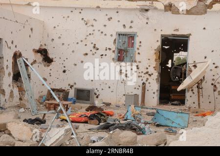 (160310) -- BEN GUERDANE, 10 mars 2016 -- une photo prise le 10 mars 2016 montre les trous de balle d'une maison après l'attaque de la ville frontalière tunisienne et libyenne de Ben Guerdane, en Tunisie. Le nombre de morts des militants est passé à 42 à la suite de l'opération de sécurité à Ben Guerdane, dans le sud-ouest de la Tunisie, ont déclaré mercredi les autorités.) TUNISIE-BEN GUERDANE-ATTAQUE RaoufxRomdhani PUBLICATIONxNOTxINxCHN 160310 Ben Mars 10 2016 photo prise LE 10 2016 Mars montre les trous de balle d'une maison après l'attaque SUR la Tunisie et la Libye ville frontalière de Ben Tunisie le militant bilan de mort Rose à 42 foll Banque D'Images