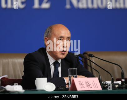 (160311) -- BEIJING, 11 mars 2016 -- Zhang Xiaoshan, membre de la Commission de l'agriculture et des affaires rurales de l'Assemblée populaire nationale (APN), répond à des questions lors d'une conférence de presse sur la supervision de l'APN en marge de la session législative annuelle à Pékin, capitale de la Chine, le 11 mars 2016. )(MCG) (DEUX SESSIONS)CHINA-BEIJING-PRESS CONFERENCE-NPC SUPERVISION (CN) ChenxJunqing PUBLICATIONxNOTxINxCHN Beijing Mars 11 2016 membre du Comité de l'agriculture et des affaires rurales du Congrès national des célébrités S NPC Zhang Xiao Shan répond à des questions LORS d'une conférence de presse Banque D'Images