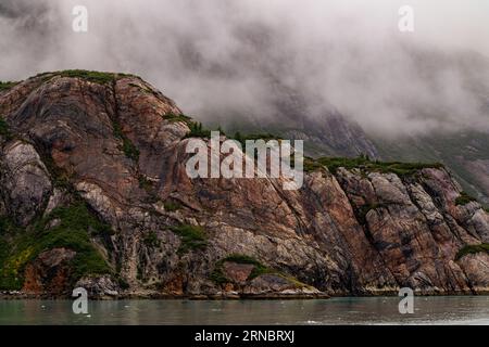 Le brouillard s'éloigne de la chaîne de montagnes Banque D'Images