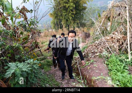 (160311) -- BEIJING, 11 mars 2016 -- Jiao Jialiang effectue une enquête dans un village du groupe ethnique Hani dans le comté de Jiangcheng de la ville de pu er, dans le sud-ouest de la Chine, province du Yunnan, le 22 février 2016. Jiao est membre du 12e Comité national de la Conférence consultative politique du peuple chinois et président du Groupe technologique de l idéalité. Depuis 2015, il a commencé une enquête dans les villages pauvres de Lincang, Baoshao, Chuxiong et pu er, et a parlé avec des villageois locaux appartenant à des minorités ethniques. Au cours de la session annuelle en cours du principal organe consultatif politique du pays, Jiao a présenté une proposition sur le PRE Banque D'Images