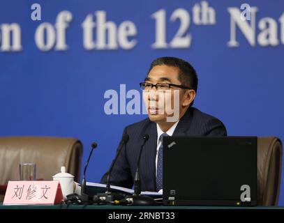 (160311) -- BEIJING, 11 mars 2016 -- Liu Xiuwen, vice-président de la Commission des affaires budgétaires du Comité permanent du Congrès national populaire (NPC), répond à des questions lors d'une conférence de presse sur la supervision du NPC en marge de la session législative annuelle à Pékin, capitale de la Chine, le 11 mars 2016. )(MCG) (DEUX SESSIONS)CHINA-BEIJING-PRESS CONFERENCE-NPC SUPERVISION (CN) ChenxJunqing PUBLICATIONxNOTxINxCHN Beijing Mars 11 2016 Vice-président de la Commission des affaires budgétaires du Congrès national des célébrités S NPC Thing Committee Liu Xiuwen répond aux questions AT Banque D'Images