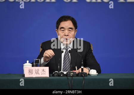 (160311) -- BEIJING, 11 mars 2016 -- Liu Binjie, président de la Commission de l'éducation, de la science, de la culture et de la santé publique de l'Assemblée populaire nationale (APN), répond à des questions lors d'une conférence de presse sur la supervision de l'APN en marge de la session législative annuelle à Beijing, capitale de la Chine, le 11 mars 2016. )(MCG) (DEUX SESSIONS)CHINA-BEIJING-PRESS CONFERENCE-NPC SUPERVISION (CN) ChenxYichen PUBLICATIONxNOTxINxCHN Beijing Mars 11 2016 Liu Binjie Président du Comité de la Science de l'éducation, de la Culture et de la Santé publique du Congrès national des célébrités S NPC Answers Quest Banque D'Images