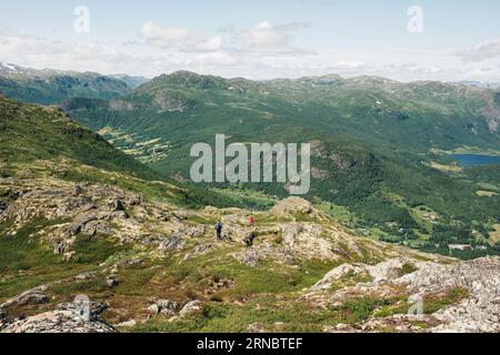 Randonnée familiale dans les montagnes de Norvège Banque D'Images