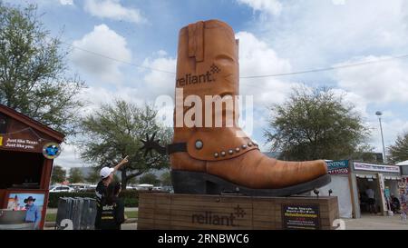 (160312) -- HOUSTON, March 11, 2016 -- People look at a giant cowboy boot during the 2016 Houston Livestock Show and Rodeo in Houston, the United States, March 11, 2016. The Houston Livestock Show and Rodeo is held from March 1 to March 20 at the NRG Park in Houston. ) US-HOUSTON-LIVESTOCK SHOW AND RODEO ZhangxYongxing PUBLICATIONxNOTxINxCHN   160312 Houston March 11 2016 Celebrities Look AT a Giant Cowboy Boat during The 2016 Houston Livestock Show and Rodeo in Houston The United States March 11 2016 The Houston Livestock Show and Rodeo IS Hero from March 1 to March 20 AT The NRG Park in Hous Stock Photo