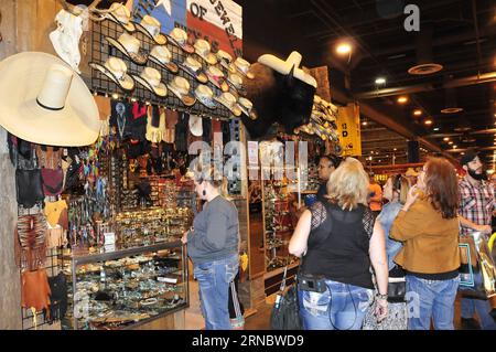 (160312) -- HOUSTON, 11 mars 2016 -- les gens regardent des chapeaux de cow-boy pour les vendre pendant le Houston Livestock Show and Rodeo 2016 à Houston, aux États-Unis, le 11 mars 2016. Le Houston Livestock Show and Rodeo a lieu du 1 au 20 mars au NRG Park à Houston. US-HOUSTON-BESTIAL SHOW AND RODEO ZhangxYongxing PUBLICATIONxNOTxINxCHN 160312 Houston Mars 11 2016 célébrités regardent LES chapeaux de cow-boy pour la vente pendant le Houston Livestock Show and Rodeo 2016 à Houston États-Unis Mars 11 2016 le Houston Livestock Show and Rodeo EST Hero du 1 au 20 mars AU NRG Park Banque D'Images