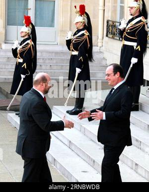 Treffen der Europäischen Sozialdemokraten in Paris (160312) -- PARIS, March 12, 2016 -- French President Francois Hollande (R) welcomes European Parliament President Martin Schulz to a meeting of European Social Democratic leaders at the Elysee Palace in Paris, France, March 12, 2016. ) FRANCE-PARIS-EU-POLITICS ZhengxBin PUBLICATIONxNOTxINxCHN   Meeting the European Social Democrats in Paris 160312 Paris March 12 2016 French President François Hollande r welcomes European Parliament President Martin Schulz to a Meeting of European Social Democratic Leaders AT The Elysee Palace in Paris France Stock Photo