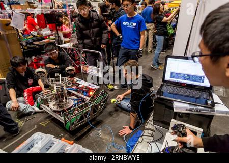 (160313) -- NEW YORK, 13 mars 2016 -- un membre de l'équipe Blue Power de Chine vérifie son robot après le premier match lors de la FIRST Robotics Competition régionale de New York 2016 au Jacob Javits Convention Center à New York, aux États-Unis, le 11 mars 2016. La compétition internationale de robotique de trois jours pour les écoles secondaires a officiellement débuté samedi, avec les équipes gagnantes qui se sont présentées au championnat mondial. US-NEW YORK-FIRST ROBOTICS COMPETITION LixChangxiang PUBLICATIONxNOTxINxCHN New York Mars 13 2016 membre de l'équipe Blue Power de Chine Vérifiez leur robot après le premier match Banque D'Images