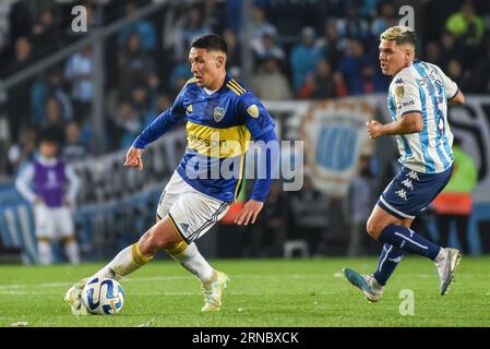 Buenos Aires, Argentine. 29 août 2023. Ezequiel Fernandez du Boca Juniors et Juan Fernando Quintero du Racing Club lors du match de la Liga entre le Racing Club et le Boca Juniors ont joué au Presidente Peron Stadium le 29 août à Buenos Aires, Argentine. (Photo de Santiago Joel Abdala/PRESSINPHOTO) crédit : PRESSINPHOTO SPORTS AGENCY/Alamy Live News Banque D'Images