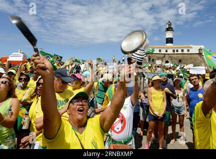 (160313) -- SALVADOR DE BAHIA, le 13 mars 2016 -- des personnes ont participé à une manifestation antigouvernementale devant le phare de Barra, à Salvador de Bahia, Brésil, le 13 mars 2016. Des milliers de personnes sont descendues dimanche dans les rues de dizaines de villes brésiliennes pour demander la destitution de la présidente brésilienne, Dilma Rousseff, selon la presse locale. Walter Pontes/COPERPHOTO/AGENCIA ESTADO) (jp) (fnc) BRAZIL OUT BRAZIL-SALVADOR DE BAHIA-PROTEST e AE PUBLICATIONxNOTxINxCHN Salvador de Bahia Mars 13 2016 des célébrités participent à une manifestation anti-gouvernementale devant le phare de la Banque D'Images