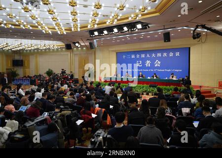 (160314) -- PÉKIN, 14 mars 2016 -- le ministre chinois des Transports, Yang Chuantang, le Directeur général du Département des Services de transport du Ministère des Transports Liu Xiaoming et le Directeur du Centre de recherche sur les Transports de Beijing Guo Jifu donnent une conférence de presse sur la réforme et le développement du taxi en marge de la quatrième session du 12e Congrès populaire national à Beijing, capitale de la Chine, 14 mars 2016. )(mcg) (DEUX SESSIONS)CHINA-BEIJING-NPC-PRESS CONFERENCE-TAXI (CN) LixXin PUBLICATIONxNOTxINxCHN 160314 Beijing Mars 14 2016 Ministres chinois des Transports Yang Chuan Tang Banque D'Images