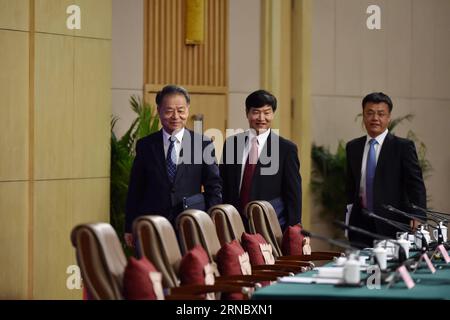 (160314) -- PÉKIN, 14 mars 2016 -- le ministre chinois des Transports, Yang Chuantang (L), le Directeur général du Département des Services de transport du Ministère des Transports Liu Xiaoming (C) et le Directeur du Centre de recherche sur les Transports de Beijing Guo Jifu arrivent pour une conférence de presse sur la réforme et le développement du taxi en marge de la quatrième session du 12e Congrès populaire national à Beijing, capitale de la Chine, 14 mars 2016. )(mcg) (DEUX SESSIONS)CHINA-BEIJING-NPC-PRESS CONFERENCE-TAXI (CN) LixXin PUBLICATIONxNOTxINxCHN 160314 Beijing Mars 14 2016 Ministres chinois des Transports y Banque D'Images