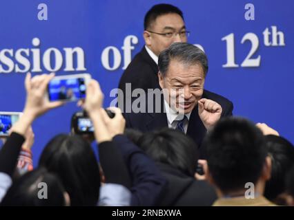 (160314) -- PÉKIN, le 14 mars 2016 -- le ministre chinois des Transports, Yang Chuantang, s'entretient avec des journalistes après une conférence de presse sur la réforme et le développement du taxi en marge de la quatrième session du 12e Congrès populaire national à Pékin, capitale de la Chine, le 14 mars 2016. )(MCG) (DEUX SESSIONS)CHINA-BEIJING-NPC-PRESS CONFERENCE-TAXI (CN) ChenxYichen PUBLICATIONxNOTxINxCHN 160314 Beijing Mars 14 2016 les ministres chinois des Transports Yang Chuan Tang discutent avec des journalistes après une conférence de presse SUR la réforme et le développement du taxi SUR la ligne de côte de la quatrième session de la Banque D'Images