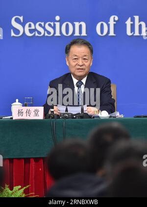 (160314) -- PÉKIN, le 14 mars 2016 -- le ministre chinois des Transports, Yang Chuantang, répond à des questions lors d'une conférence de presse sur la réforme et le développement du taxi, en marge de la quatrième session du 12e Congrès populaire national à Pékin, capitale de la Chine, le 14 mars 2016. )(MCG) (DEUX SESSIONS)CHINA-BEIJING-NPC-PRESS CONFERENCE-TAXI (CN) LixXin PUBLICATIONxNOTxINxCHN 160314 Beijing Mars 14 2016 les ministres chinois des Transports Yang Chuan Tang répondent à des questions LORS d'une conférence de presse SUR la réforme et le développement du taxi SUR la ligne de côte de la quatrième session de la 12e Célébr nationale Banque D'Images