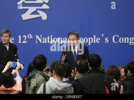 (160314) -- PÉKIN, le 14 mars 2016 -- le ministre chinois des Transports, Yang Chuantang, s'entretient avec des journalistes après une conférence de presse sur la réforme et le développement du taxi en marge de la quatrième session du 12e Congrès populaire national à Pékin, capitale de la Chine, le 14 mars 2016. )(MCG) (DEUX SESSIONS)CHINA-BEIJING-NPC-PRESS CONFERENCE-TAXI (CN) ChenxJunqing PUBLICATIONxNOTxINxCHN 160314 Beijing Mars 14 2016 les ministres chinois des Transports Yang Chuan Tang discutent avec des journalistes après une conférence de presse SUR la réforme et le développement du taxi SUR la ligne de côte de la quatrième session du Th Banque D'Images