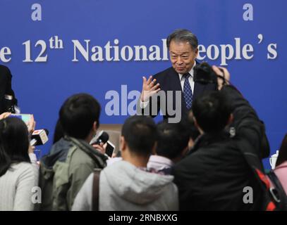 (160314) -- PÉKIN, le 14 mars 2016 -- le ministre chinois des Transports, Yang Chuantang, s'entretient avec des journalistes après une conférence de presse sur la réforme et le développement du taxi en marge de la quatrième session du 12e Congrès populaire national à Pékin, capitale de la Chine, le 14 mars 2016. )(MCG) (DEUX SESSIONS)CHINA-BEIJING-NPC-PRESS CONFERENCE-TAXI (CN) ChenxJunqing PUBLICATIONxNOTxINxCHN 160314 Beijing Mars 14 2016 les ministres chinois des Transports Yang Chuan Tang discutent avec des journalistes après une conférence de presse SUR la réforme et le développement du taxi SUR la ligne de côte de la quatrième session du Th Banque D'Images