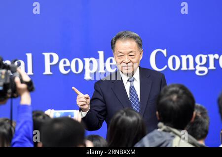 (160314) -- PÉKIN, le 14 mars 2016 -- le ministre chinois des Transports, Yang Chuantang, s'entretient avec des journalistes après une conférence de presse sur la réforme et le développement du taxi en marge de la quatrième session du 12e Congrès populaire national à Pékin, capitale de la Chine, le 14 mars 2016. )(MCG) (DEUX SESSIONS)CHINA-BEIJING-NPC-PRESS CONFERENCE-TAXI (CN) ChenxYichen PUBLICATIONxNOTxINxCHN 160314 Beijing Mars 14 2016 les ministres chinois des Transports Yang Chuan Tang discutent avec des journalistes après une conférence de presse SUR la réforme et le développement du taxi SUR la ligne de côte de la quatrième session de la Banque D'Images