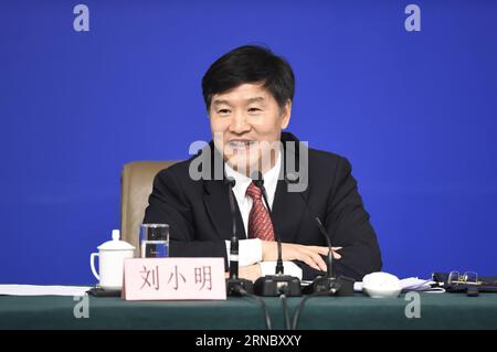 (160314) -- BEIJING, 14 mars 2016 -- le Directeur général du Département des Services de transport du Ministère des Transports Liu Xiaoming répond aux questions lors d une conférence de presse sur la réforme et le développement du taxi en marge de la quatrième session du 12e Congrès national du peuple à Beijing, capitale de la Chine, le 14 mars 2016. )(MCG) (DEUX SESSIONS)CHINA-BEIJING-NPC-PRESS CONFERENCE-TAXI (CN) ChenxYichen PUBLICATIONxNOTxINxCHN 160314 Beijing Mars 14 2016 Directeur général du Département des Transports du Ministère des Transports Liu Xiao Ming répond à des questions LORS D'une conférence de presse Banque D'Images