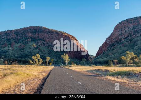 La route d'approche, Darken Drive (au large de Larapinta Drive), jusqu'à Rungutjirba Ridge et Simpsons Gap (Rungutjirpa) dans le territoire du Nord (NT) en Australie Banque D'Images