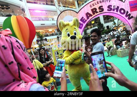 (160314) -- BANGKOK, le 14 mars 2016 -- Une poupée d'ours interagit avec les visiteurs lors du Celebrity Bears Show dans un centre commercial de Bangkok, Thaïlande, le 14 mars 2016. Le Celebrity Bears Show, une exposition présentant une collection d'images d'ours de renommée mondiale, a lieu à Bangkok du 11 au 20 mars. THAILAND-BANGKOK-CELEBRITY BEARS SHOW RachenxSageamsak PUBLICATIONxNOTxINxCHN 160314 Bangkok Mars 14 2016 une poupée d'ours interagir avec les visiteurs pendant le Celebrity Bears Show DANS un centre commercial à Bangkok Thai Country Mars 14 2016 Celebrity Bears Show to Exhibition mettant en vedette une collection de célébrités du monde Banque D'Images