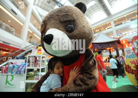 (160314) -- BANGKOK, le 14 mars 2016 -- Une poupée d'ours interagit avec une fille lors du Celebrity Bears Show dans un centre commercial de Bangkok, Thaïlande, le 14 mars 2016. Le Celebrity Bears Show, une exposition présentant une collection d'images d'ours de renommée mondiale, a lieu à Bangkok du 11 au 20 mars. THAILAND-BANGKOK-CELEBRITY BEARS SHOW RachenxSageamsak PUBLICATIONxNOTxINxCHN 160314 Bangkok Mars 14 2016 une poupée d'ours interagir avec une fille pendant le Celebrity Bears Show DANS un centre commercial à Bangkok Thai Country Mars 14 2016 Celebrity Bears Show to Exhibition mettant en vedette une collection de Bea mondialement célèbre Banque D'Images