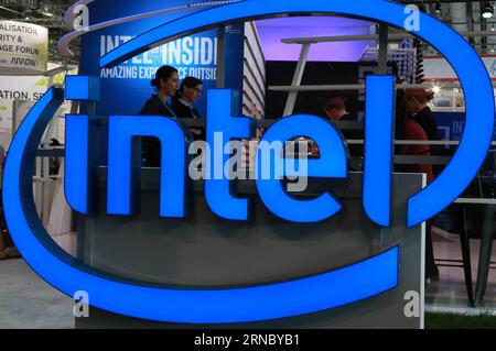 (160314) -- HANOVRE, le 14 mars 2016 -- un logo Intel est présenté au salon CeBIT à Hanovre, Allemagne, le 14 mars 2016. Le plus grand salon mondial de l informatique et du logiciel, Hannover CeBIT, a débuté lundi. ) (djj) ALLEMAGNE-HANOVRE-CEBIT SALON LuoxHuanhuan PUBLICATIONxNOTxINxCHN 160314 Hanovre le 14 2016 mars à l'emblème Intel EST Lakes AU salon CeBIT de Hanovre Allemagne Mars 14 2016 le plus grand salon mondial de l'informatique et du logiciel Hanovre salon CeBIT de Hanovre a débuté lundi djj Allemagne Hanovre salon CeBIT LuoxHuanhuan PUBLICATIONxNOTxINxCHN Banque D'Images