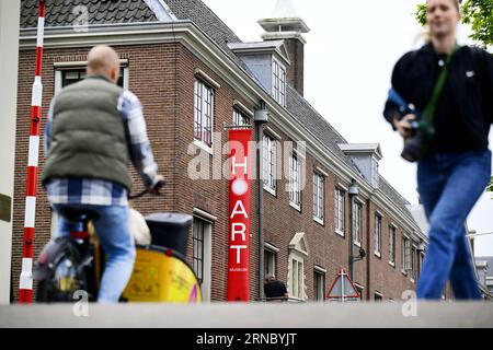 AMSTERDAM - des bannières portant le nouveau nom H'ART Museum seront accrochées sur la façade de l'ancien Museum Hermitage Amsterdam. Le musée de l'Amstel a décidé de changer de nom après avoir rompu ses liens avec l'Ermitage russe à Saint-Pétersbourg en raison de la guerre en Ukraine. ANP OLAF KRAAK pays-bas sorti - belgique sorti Banque D'Images
