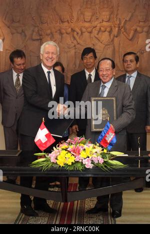 (160315) -- PHNOM PENH, le 15 mars 2016 -- le vice-premier ministre cambodgien et ministre des Affaires étrangères Hor Namhong (à droite, devant) serre la main de l'ambassadeur de Suisse au Cambodge, Ivo Sieber (à gauche), lors d'une cérémonie de signature à Phnom Penh, au Cambodge, le 15 mars 2016. Le Cambodge et la Suisse ont signé mardi un accord de coopération, en vertu duquel la Suisse fournira une coopération technique, financière et économique ainsi qu'une aide humanitaire au Cambodge, ont indiqué les responsables. CAMBODGE-PHNOM PENH-SUISSE-ACCORD DE COOPÉRATION Sovannara PUBLICATIONxNOTxINxCHN Phnom Penh Mars 15 2016 Vice-Premier du Cambodge Banque D'Images