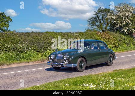 1959 50a Fifties Jaguar 3,8 Green Family car essence 3781 cc en route pour Capesthorne Hall salon de voitures de collection, Cheshire, Royaume-Uni Banque D'Images