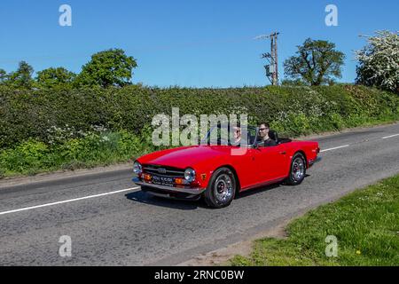 Années 1972 70 Seventies Triumph TR6 Red car Petrol 2498 cc en route pour Capesthorne Hall exposition de voitures de collection, Cheshire, Royaume-Uni Banque D'Images