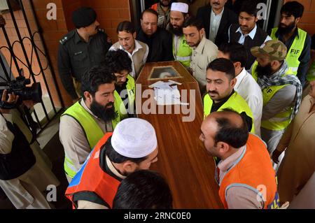 (160316) -- PESHAWAR, le 16 mars 2016 -- des sauveteurs transfèrent un cercueil contenant le corps d'une victime à une ambulance dans un hôpital du nord-ouest du Pakistan, Peshawar, le 16 mars 2016. Au moins 15 personnes ont été tuées et 28 autres blessées lorsqu'une bombe a explosé à l'intérieur d'un bus transportant des employés du gouvernement dans la ville de Peshawar au nord-ouest du Pakistan mercredi, ont déclaré les responsables. PAKISTAN-PESHAWAR-ATTACK-HOSPITAL UmarxQayyum PUBLICATIONxNOTxINxCHN Peshawar Mars 16 2016 Rescue transfert d'un cercueil contenant le corps d'une victime à l'Ambulance D'un hôpital dans le nord-ouest du Pakistan S Peshawar Mars 16 2016 À lea Banque D'Images