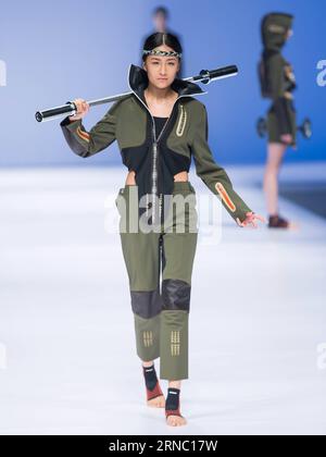 (160317) -- BEIJING, 17 mars 2016 -- Un modèle présente une création de vêtements de sport conçus par des diplômés de l'Institut de technologie de la mode de Beijing lors d'une semaine de la mode de l'institut à Beijing, capitale de la Chine, le 17 mars 2016.) (Ry) CHINA-BEIJING-FASHION SHOW (CN) LixJianbo PUBLICATIONxNOTxINxCHN Beijing Mars 17 2016 un modèle présente une création de vêtements de sport conçus par des diplômés de l'Institut de technologie de la mode de Beijing lors d'une semaine de la mode de l'Institut à Beijing capitale de la Chine Mars 17 2016 Ry Chine Beijing Fashion Show CN LixJianbo PUBLICATIONxNOTxINxCHN Banque D'Images