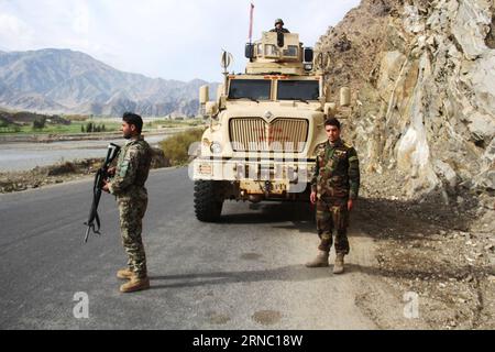 (160317) -- KUNAR, 17 mars 2016 -- des soldats de l'armée afghane montent la garde lors d'une opération militaire dans la province de Kunar, dans l'est de l'Afghanistan, le 17 mars 2016. Les forces de sécurité afghanes assument l'entière responsabilité de la sécurité des troupes dirigées par l'OTAN depuis le 1 janvier 2015. ) AFGHANISTAN-KUNAR-OPÉRATION MILITAIRE RahmanxSafi PUBLICATIONxNOTxINxCHN Kunar Mars 17 2016 des soldats de l'armée afghane montent la garde lors d'une opération militaire dans la province de Kunar est de l'Afghanistan Mars 17 2016 les forces de sécurité afghanes assument l'entière responsabilité de la sécurité des troupes dirigées par l'OTAN depuis janvier 1 2015 Afghanistan Kunar mi Banque D'Images