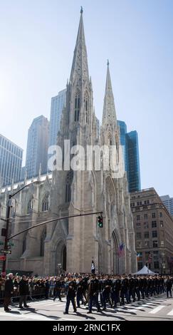 (160317) -- NEW YORK, 17 mars 2016 -- les participants défilent devant la rue Patrick s Cathedral sur la Cinquième Avenue pendant la 255th St. Défilé de Patrick à New York, aux États-Unis, le 17 mars 2016. Des centaines de milliers de personnes se sont rassemblées le long de la Cinquième Avenue de New York pour observer la rue Patrick s Day Parade ici jeudi. ) ÉTATS-UNIS-NEW YORK-ST. PATRICK S DAY-PARADE LixMuzi PUBLICATIONxNOTxINxCHN New York Mars 17 2016 participants défilent devant la cathédrale St Patrick S SUR la Cinquième Avenue lors de la St Patrick S Day Parade à New York aux Etats-Unis LE 17 2016 mars des centaines de milliers Banque D'Images