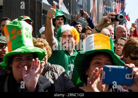 (160317) -- NEW YORK, 17 mars 2016 -- les spectateurs applaudissent pendant la St. Patrick s Day Parade à New York, aux États-Unis, le 17 mars 2016. Des centaines de milliers de personnes se sont rassemblées le long de la Cinquième Avenue de New York pour observer la rue Patrick s Day Parade ici jeudi. ) ÉTATS-UNIS-NEW YORK-ST. PATRICK S DAY-PARADE LixMuzi PUBLICATIONxNOTxINxCHN New York Mars 17 2016 les spectateurs applaudissent lors de la St Patrick S Day Parade à New York les États-Unis LE 17 2016 mars des centaines de milliers de célébrités se sont rassemblées aux côtés de New York S Fifth Avenue pour assister à la St Patrick S Day Parade ici LE jeudi Banque D'Images