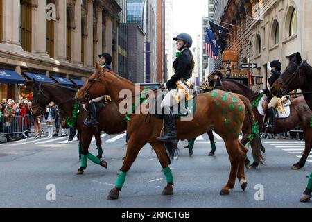 (160317) -- NEW YORK, le 17 mars 2016 -- les participants défilent sur la Cinquième Avenue pendant la 255e rue Défilé de Patrick à New York, aux États-Unis, le 17 mars 2016. Des centaines de milliers de personnes se sont rassemblées le long de la Cinquième Avenue de New York pour observer la rue Patrick s Day Parade ici jeudi. ) ÉTATS-UNIS-NEW YORK-ST. PATRICK S DAY-PARADE LixMuzi PUBLICATIONxNOTxINxCHN New York Mars 17 2016 participants Marcher SUR la Cinquième Avenue lors de la St Patrick S Day Parade à New York les Etats-Unis LE 17 2016 mars des centaines de milliers de célébrités se sont rassemblées aux côtés de New York S Fifth Avenue Banque D'Images