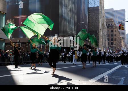 (160317) -- NEW YORK, 17 mars 2016 -- les participants se produisent alors qu'ils marchent sur la Cinquième Avenue pendant la 255e rue Défilé de Patrick à New York, aux États-Unis, le 17 mars 2016. Des centaines de milliers de personnes se sont rassemblées le long de la Cinquième Avenue de New York pour observer la rue Patrick s Day Parade ici jeudi. ) ÉTATS-UNIS-NEW YORK-ST. PATRICK S DAY-PARADE LixMuzi PUBLICATIONxNOTxINxCHN New York Mars 17 2016 les participants se produisent alors qu'ils marchent sur la Cinquième Avenue pendant la St Patrick S Day Parade à New York les Etats-Unis LE 17 2016 mars des centaines de milliers de célébrités se sont réunis Banque D'Images