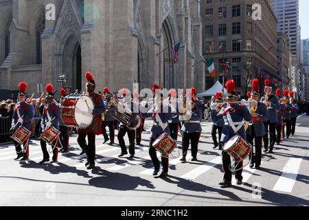 (160317) -- NEW YORK, 17 mars 2016 -- les participants défilent devant la rue Patrick s Cathedral sur la Cinquième Avenue pendant la 255th St. Défilé de Patrick à New York, aux États-Unis, le 17 mars 2016. Des centaines de milliers de personnes se sont rassemblées le long de la Cinquième Avenue de New York pour observer la rue Patrick s Day Parade ici jeudi. ) ÉTATS-UNIS-NEW YORK-ST. PATRICK S DAY-PARADE LixMuzi PUBLICATIONxNOTxINxCHN New York Mars 17 2016 participants défilent devant la cathédrale St Patrick S SUR la Cinquième Avenue lors de la St Patrick S Day Parade à New York aux Etats-Unis LE 17 2016 mars des centaines de milliers Banque D'Images